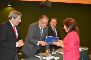 Francisco Huenchumilla recibe las propuestas de mano de la Directora Regional Ivette Seguel