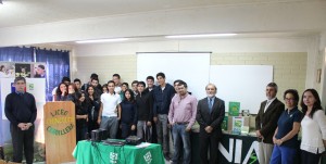 Estudiantes y profesores del Liceo Técnico Agropecuario Cordillera, felices con la entrega de libros