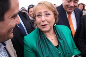 La presidenta Bachelet, junto al director regional de INIA Raihuén, Rodrigo Avilés.