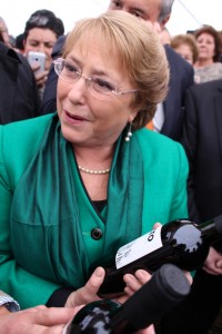 Una botella de Invicto, el primer vino desalcoholizado de Chile y desarrollado por INIA, recibió la presidenta Bachelet.
