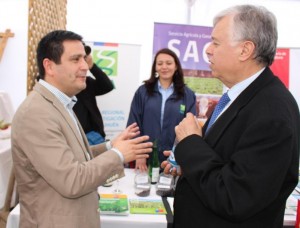 El ministro de Agricultura, Carlos Furche, junto al director regional de INIA Raihuén, Rodrigo Avilés en el Stand de INIA.