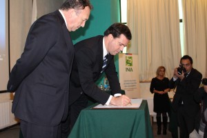 El presidente de la Comisión Agricultura del Senado, Felipe Harboe, junto al senador José García Ruminot, firma el convenio con decanos de agronomía.