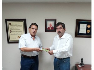 El investigador de INIA Quilamapu, Carlos Ruiz, junto al ingeniero Manuel Valenzuela, gerente  general de PIAES, organización de agricultores para apoyo a la investigación y experimentación agrícola del Cimmyt.