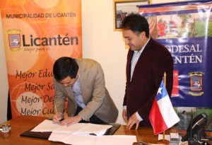 Firma del convenio entre el director regional de INIA Quilamapu e INIA Raihuén, Rodrigo Avilés, y el alcalde de Licantén, Marcelo Fernández.