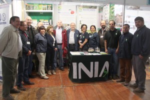 Carlos Casamiquela, Ministro de Agricultura de Argentina (al centro), Eliseo Monti, Director Nacional del INTA; y, José Catalano  vicepresidente del INTA en stand con la delegación del INIA.