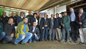 Productores paperos de Cañete junto al alcalde de Cañete, Seremi de Agricultura y autoridades de INIA y SAG.
