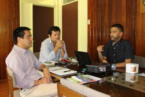 El Director Regional de INIA Quilamapu, Rodrigo Avilés, junto al Subdirector de Investigación y Desarrollo, Javier Chilian, y al Director de Corpoica, Julián Londoño.